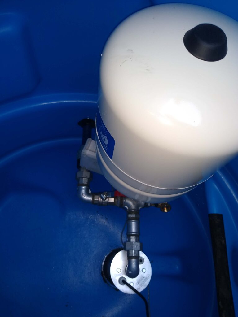 zbiornik hydroforowy w obudowie studni z instalacją hydrauliczną