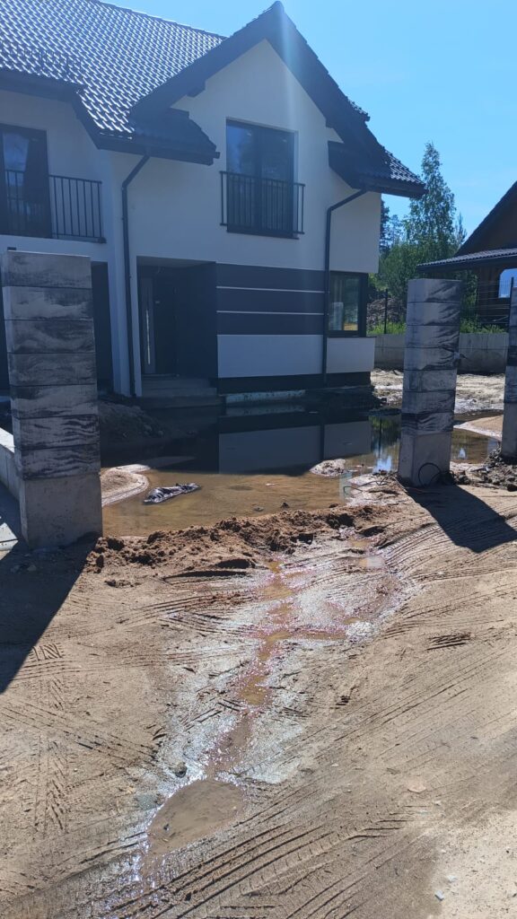 zalana działka przy domu – problem z wodą gruntową wymagający odwodnienia