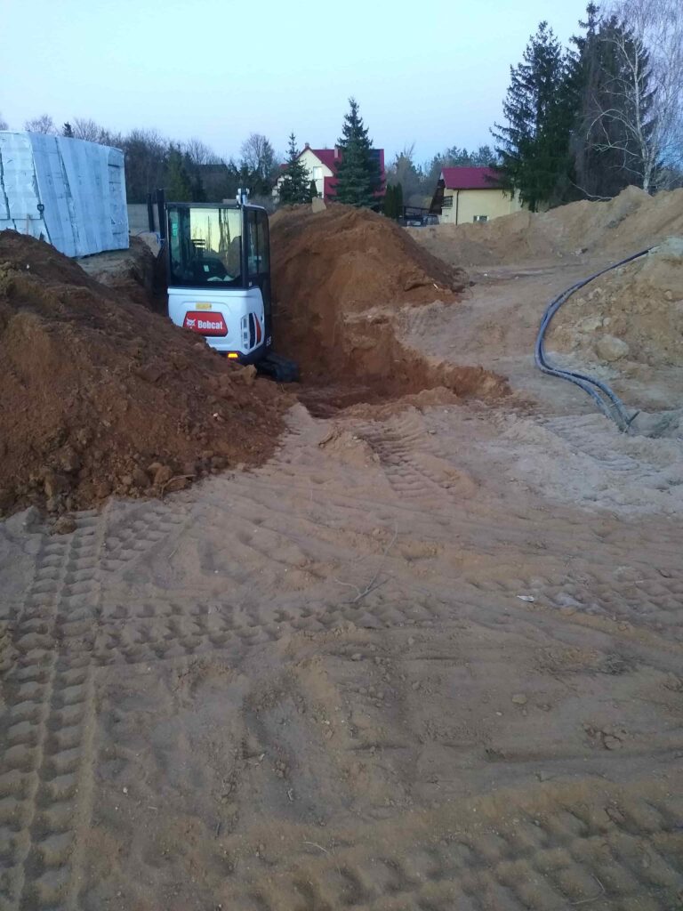 prace ziemne pod instalację pompy ciepła na Kujawach – przygotowanie terenu