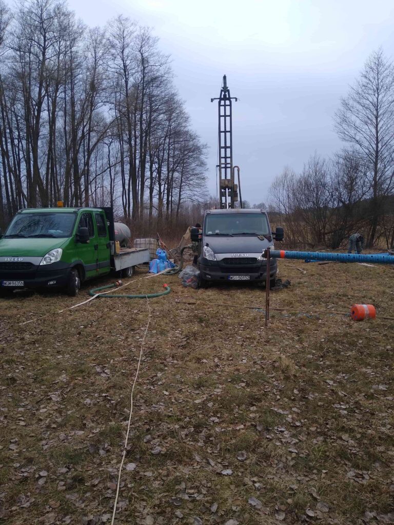wiercenie studni głębinowej w Białymstoku przy użyciu wiertnicy na działce klienta