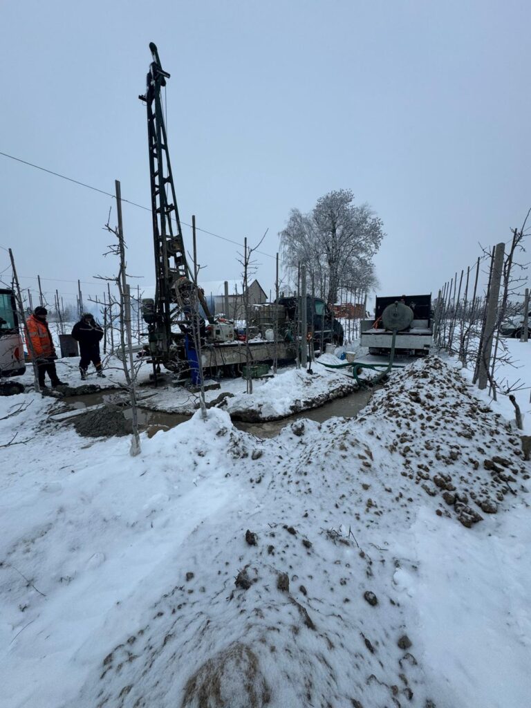 wiercenie studni głębinowej w sadzie jabłoniowym pod system nawadniania i ochrony przed mrozem