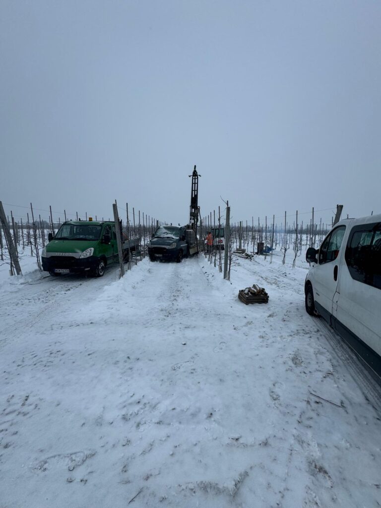 studnia głębinowa w trakcie realizacji w sadzie do ochrony drzew przed mrozem