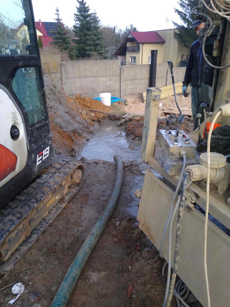 wiercenie odwiertu pod gruntową pompę ciepła w Rypinie – instalacja sond