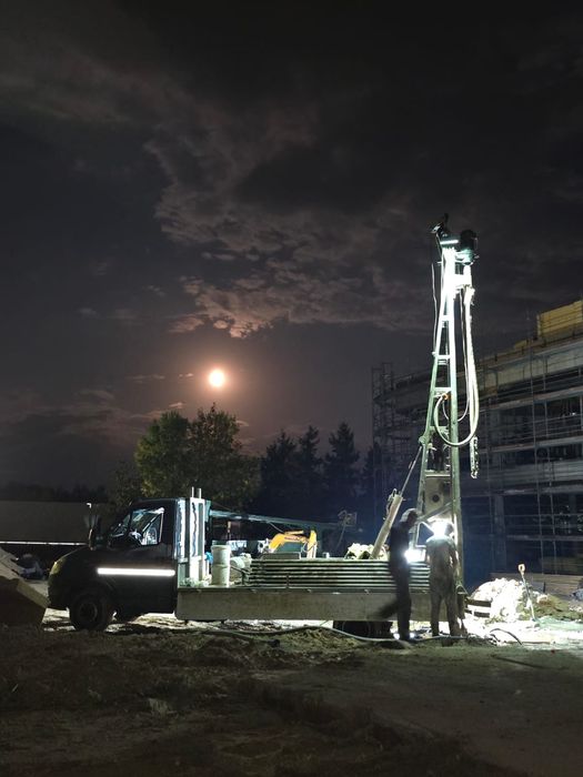 nocne wiercenie odwiertów pod pompy ciepła w Siedlcach na dużej inwestycji